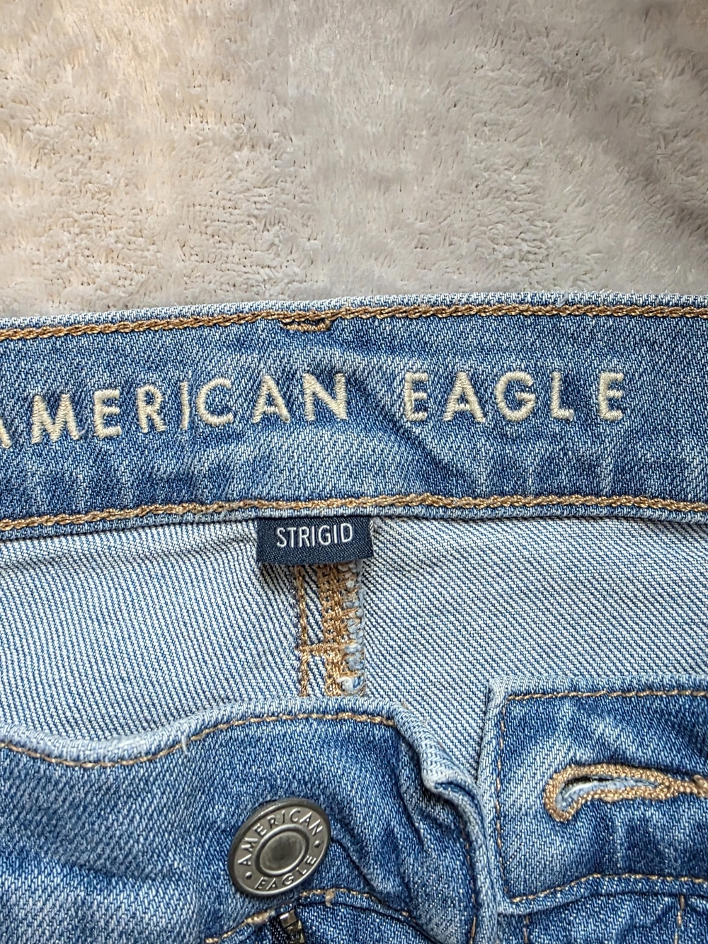 American Eagle Outfitters Women's Straight Jeans in Light Blue Wash Like New - Picture 4 of 5